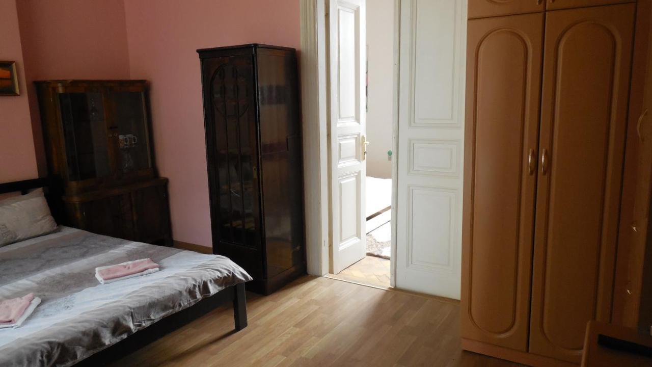 2 Room Apartment Near Opera House Лвив Екстериор снимка