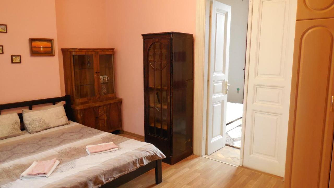 2 Room Apartment Near Opera House Лвив Екстериор снимка