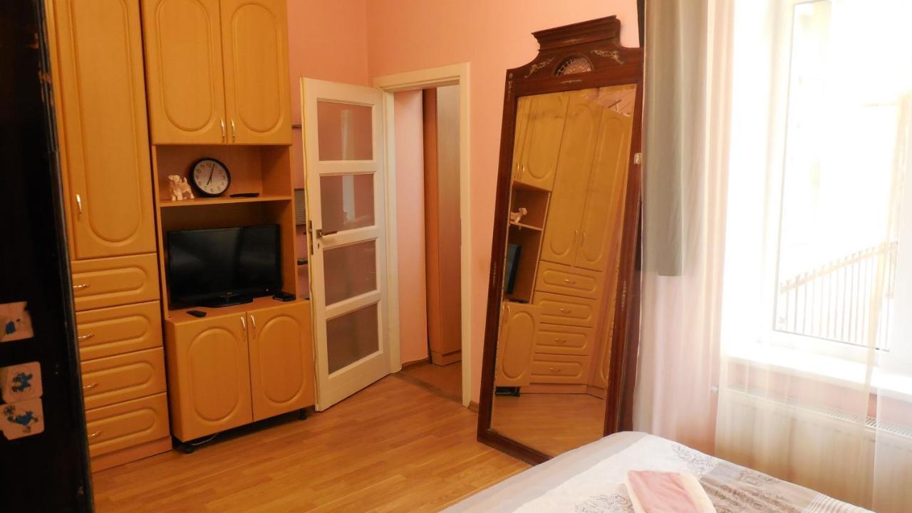 2 Room Apartment Near Opera House Лвив Екстериор снимка